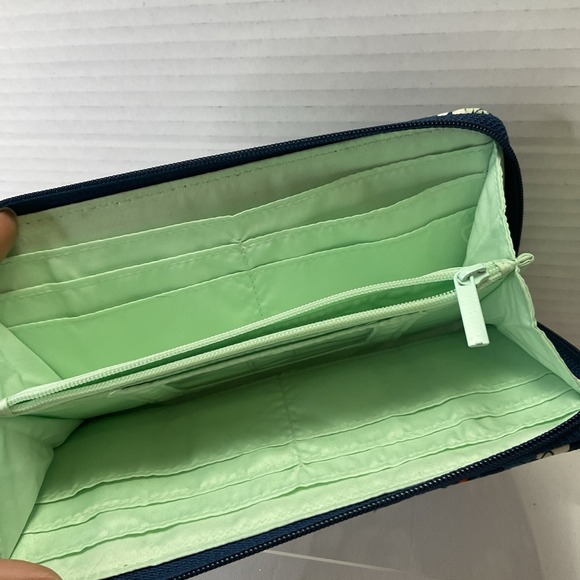 Vera Bradley Wristlet‎ Wallet, Blue, Teal Floral Design W/ Silver accents. - Picture 6 of 7